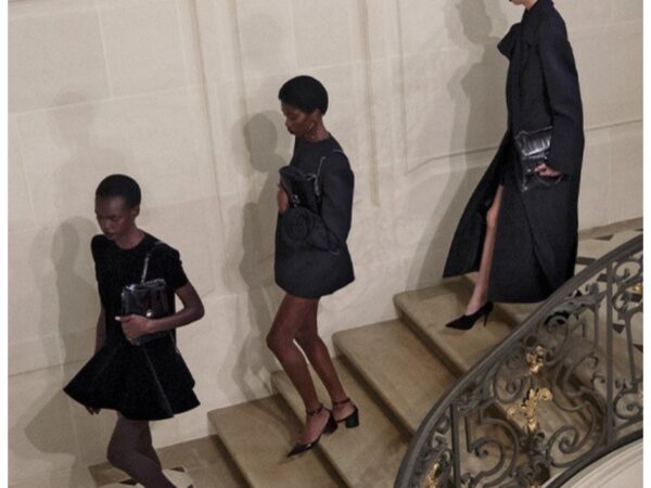 Valentino Le Noir Show, cover